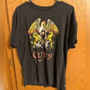 Que Black Graphic Tee with Lion and Eagle Design